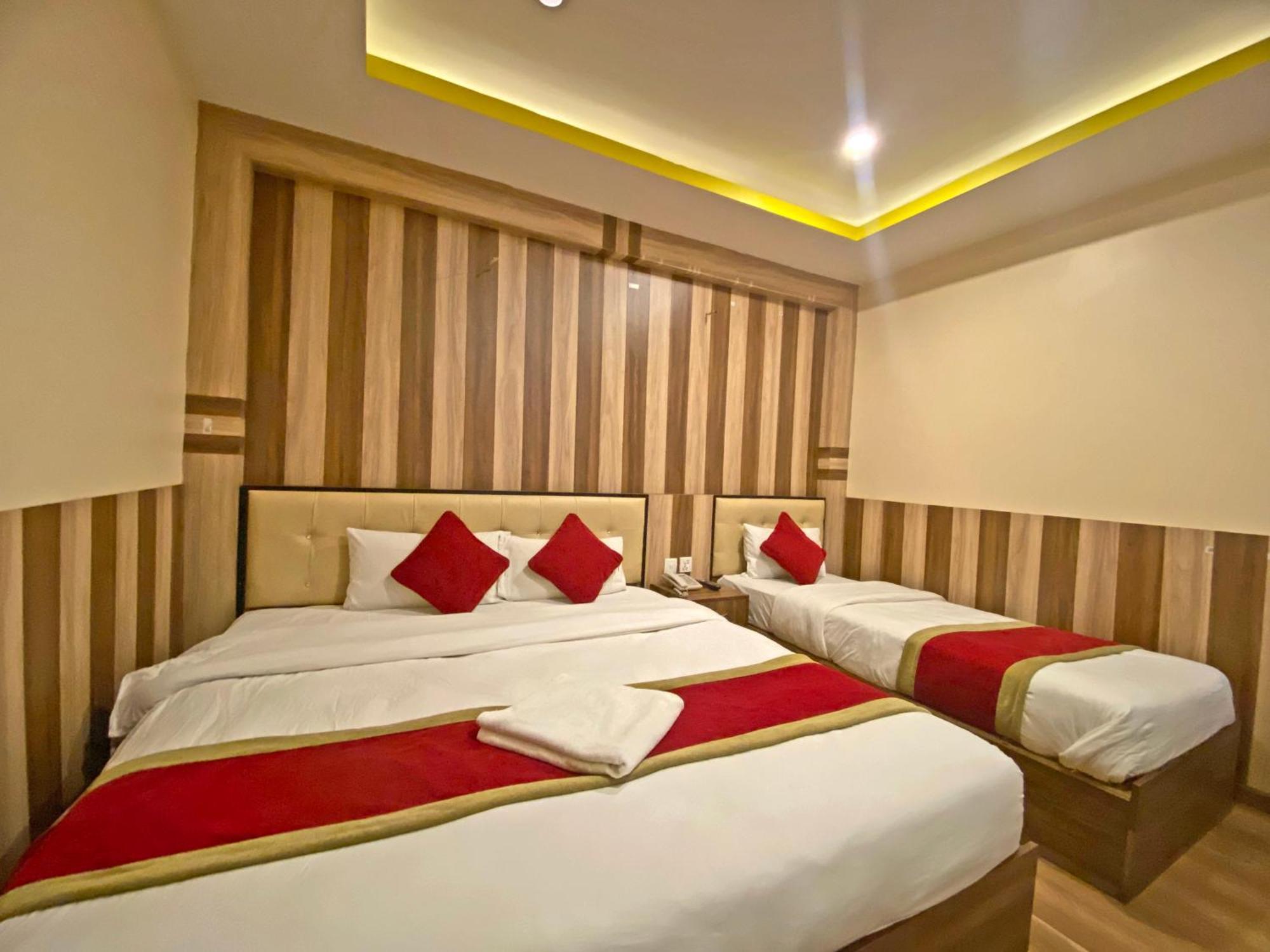 Hotel Airport Holiday Катманду Екстериор снимка