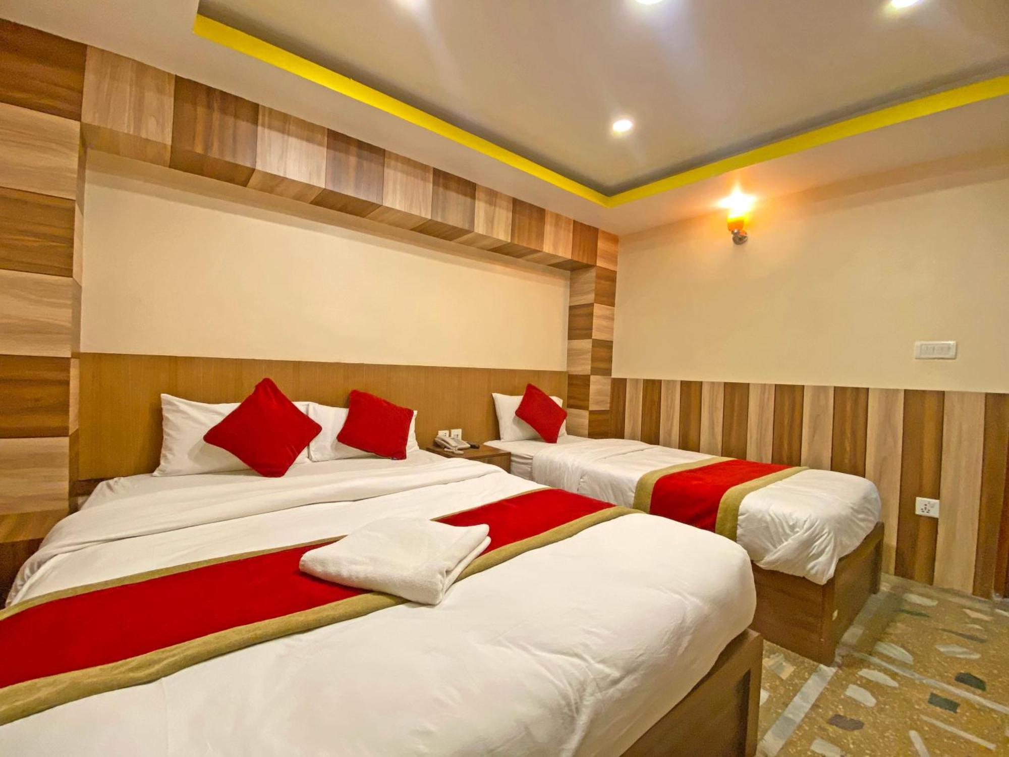 Hotel Airport Holiday Катманду Екстериор снимка