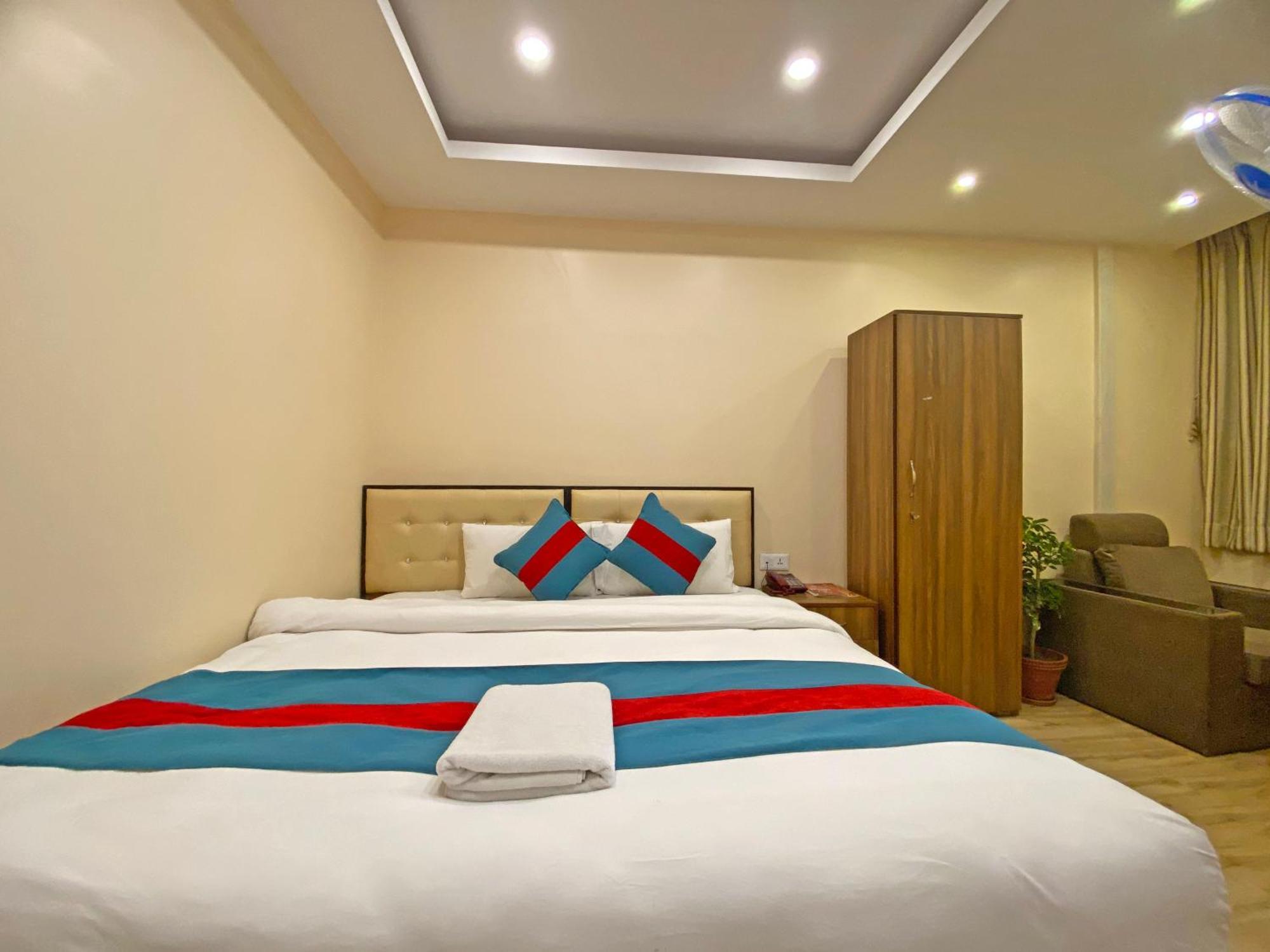 Hotel Airport Holiday Катманду Екстериор снимка