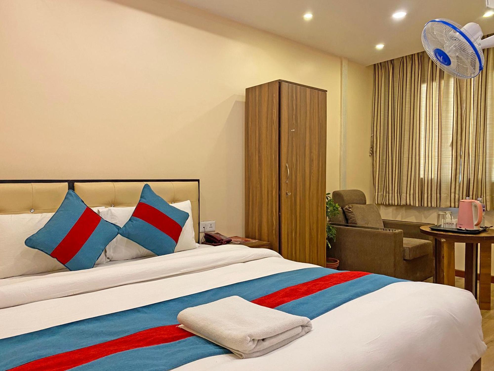 Hotel Airport Holiday Катманду Екстериор снимка