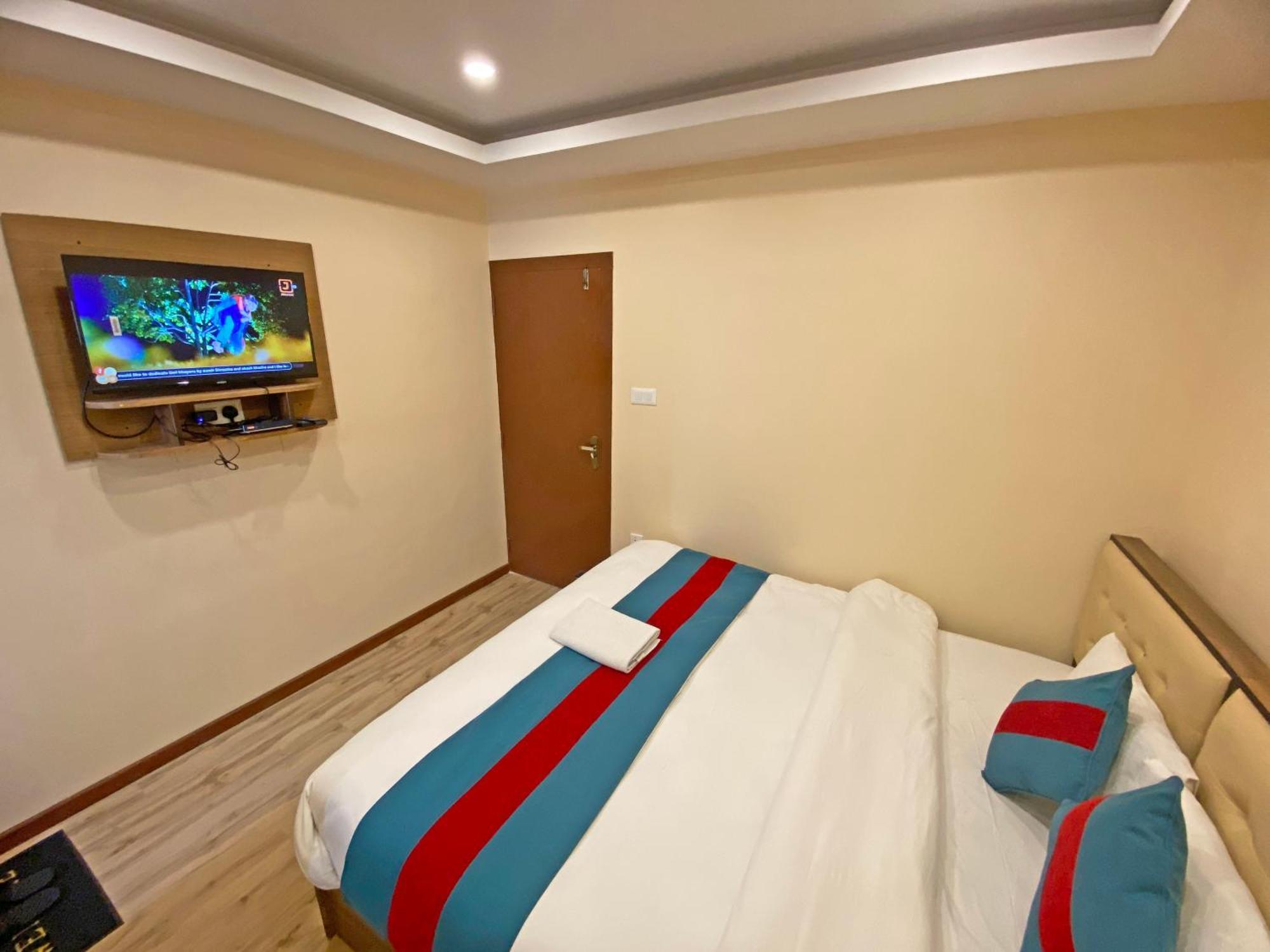 Hotel Airport Holiday Катманду Екстериор снимка