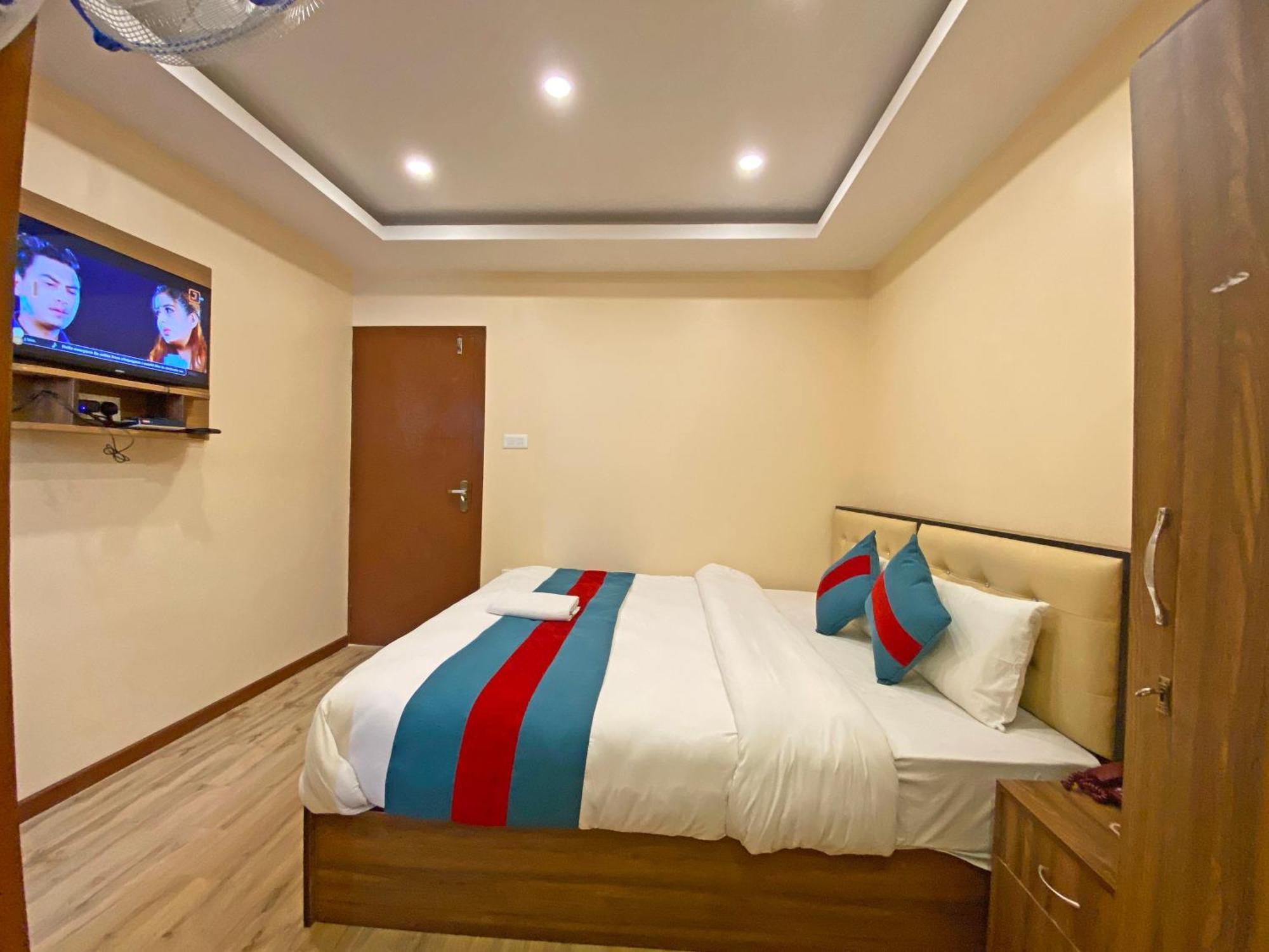 Hotel Airport Holiday Катманду Екстериор снимка