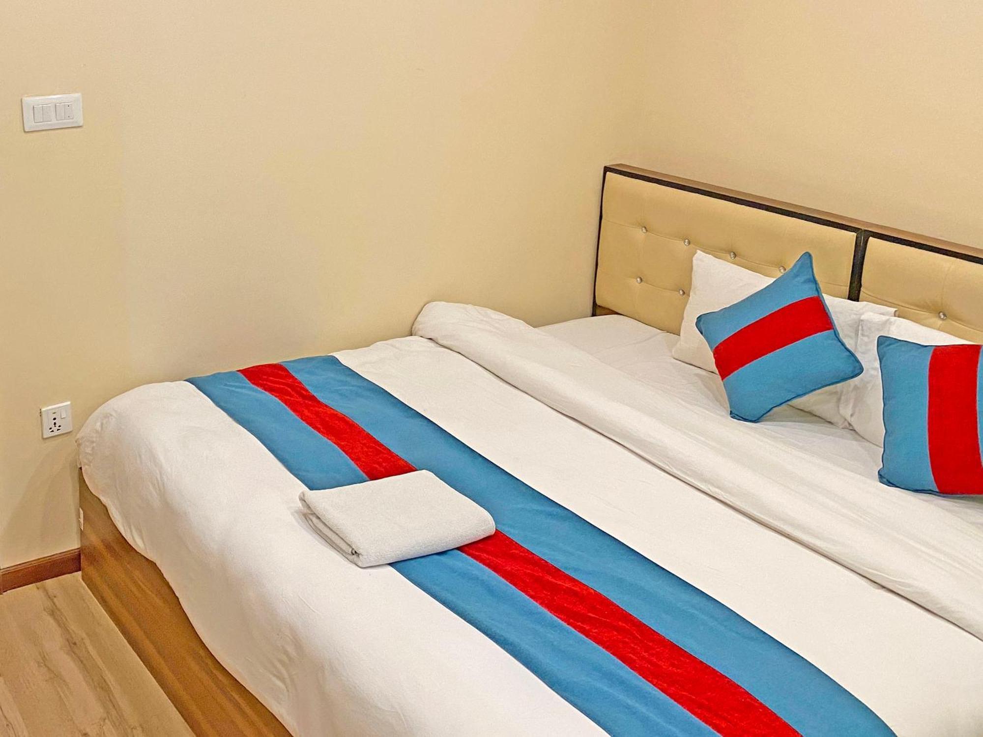 Hotel Airport Holiday Катманду Екстериор снимка